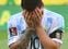 Lionel Messi, antes del partido Brasil-Argentina en el estadio Corinthians Arena de São Paulo, este domingo. En vídeo, el momento de la suspensión.