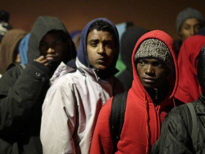 Migrants esperen el seu torn per ser desallotjats.