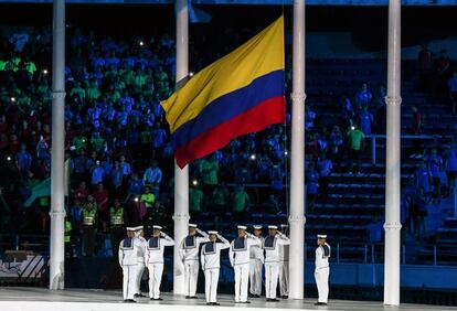 Miembros de la Marina colombiana hacen el saludo a la bandera del país durante su izado.