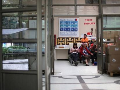 Pacientes esperando su turno en un hospital de Manquehue, el norte de Santiago de Chile. 