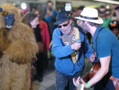 Muchachito este lunes dando un concierto en el metro de Barcelona.