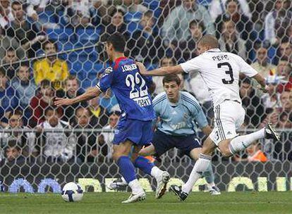 El defensa madridista, momentos antes de darle una fuerte patada a Casquero