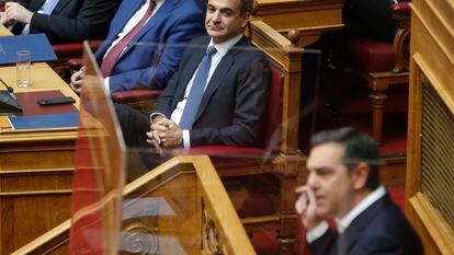 El primer ministro de Grecia, Kyriakos Mitsotakis (izquierda), escuchaba este viernes al líder de la oposición, Alexis Tsipras, en el pleno del Parlamento.