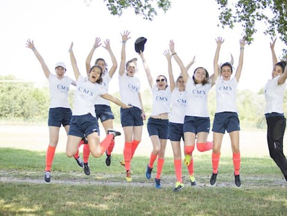 Equipo femenino del campeonato de fútbol de CMS ALbiñana & Suárez de Lezo.