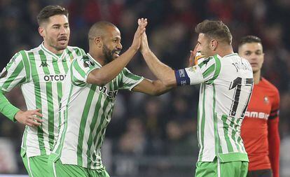 Sidnei y Joaquín, con Javi García tras ellos, celebran el segundo gol del Betis en Rennes