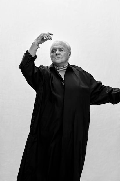 Anthony Hopkins viste chaqueta Sacai y jersey Tom Ford.