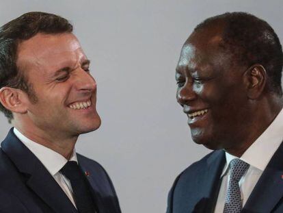 El presidente francés, Emmanuel Macron, junto a su homólogo de Costa de Marfil, Alassane Ouattara, el 21 e diciembre den Abiyán.
