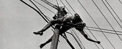 Jesús Bazaldua Barber, ingeniero en telecomunicaciones, tras ser electrocutado cuando intentaba cambiar una línea telefónica en la ciudad de Toluca, el 29 de enero de 1971.