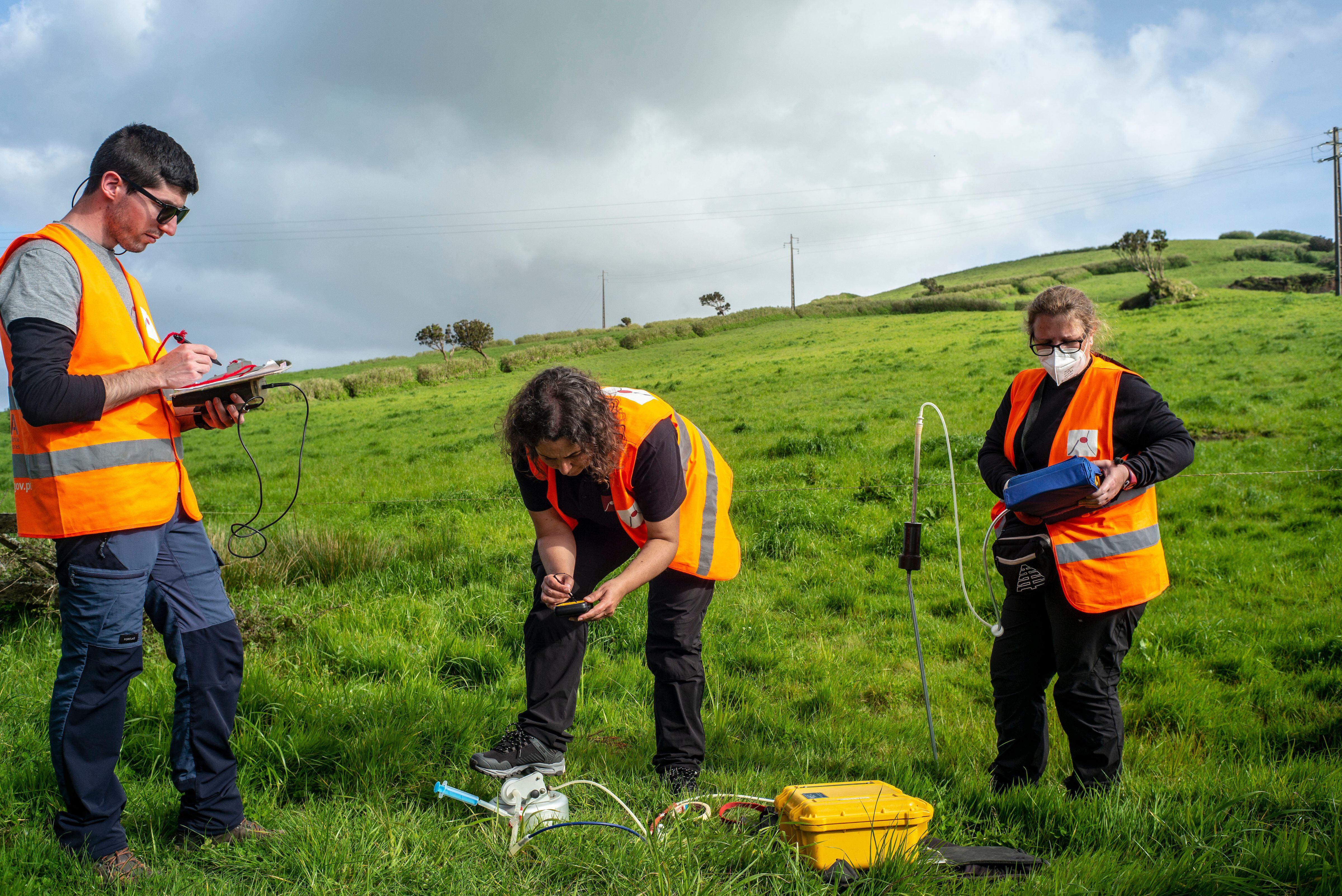 Los vulcanólogos Rui Silva, Fátima Viveiros y Catarina Silva hacen mediciones en la isla de San Jorge, Azores, a finales de abril.