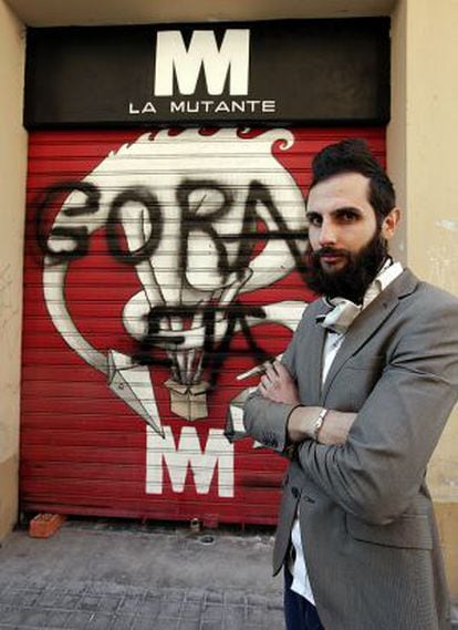 Omar Jerez, frente a la pintada de la galería valenciana La mutante.