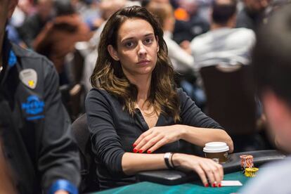 Marle Cordeiro, en mitad de una de las muchas partidas de póquer que juega cada semana por todo el mundo.