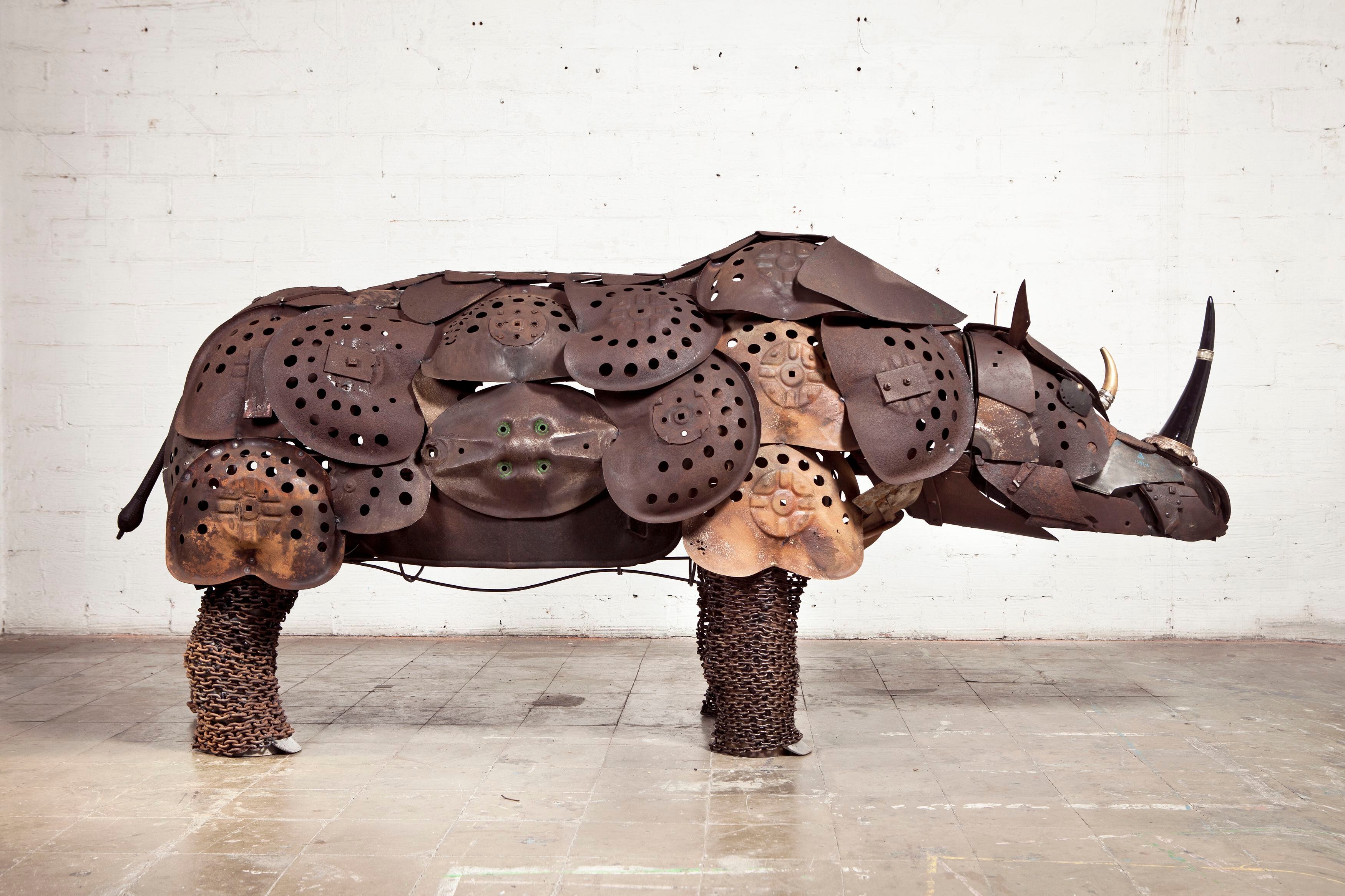 Miquel Aparici crea animales a partir de utensilios de antiguos oficios artesanales y objetos de madera y metal en desuso. En esta fotografía, el rinoceronte que realizó a partir de sillas de tractor antiguas.