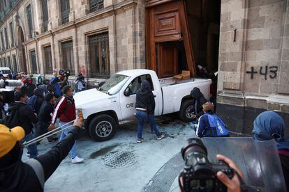 Manifestantes derriban una puerta de Palacio Nacional utilizando una camioneta, el pasado 6 de marzo.