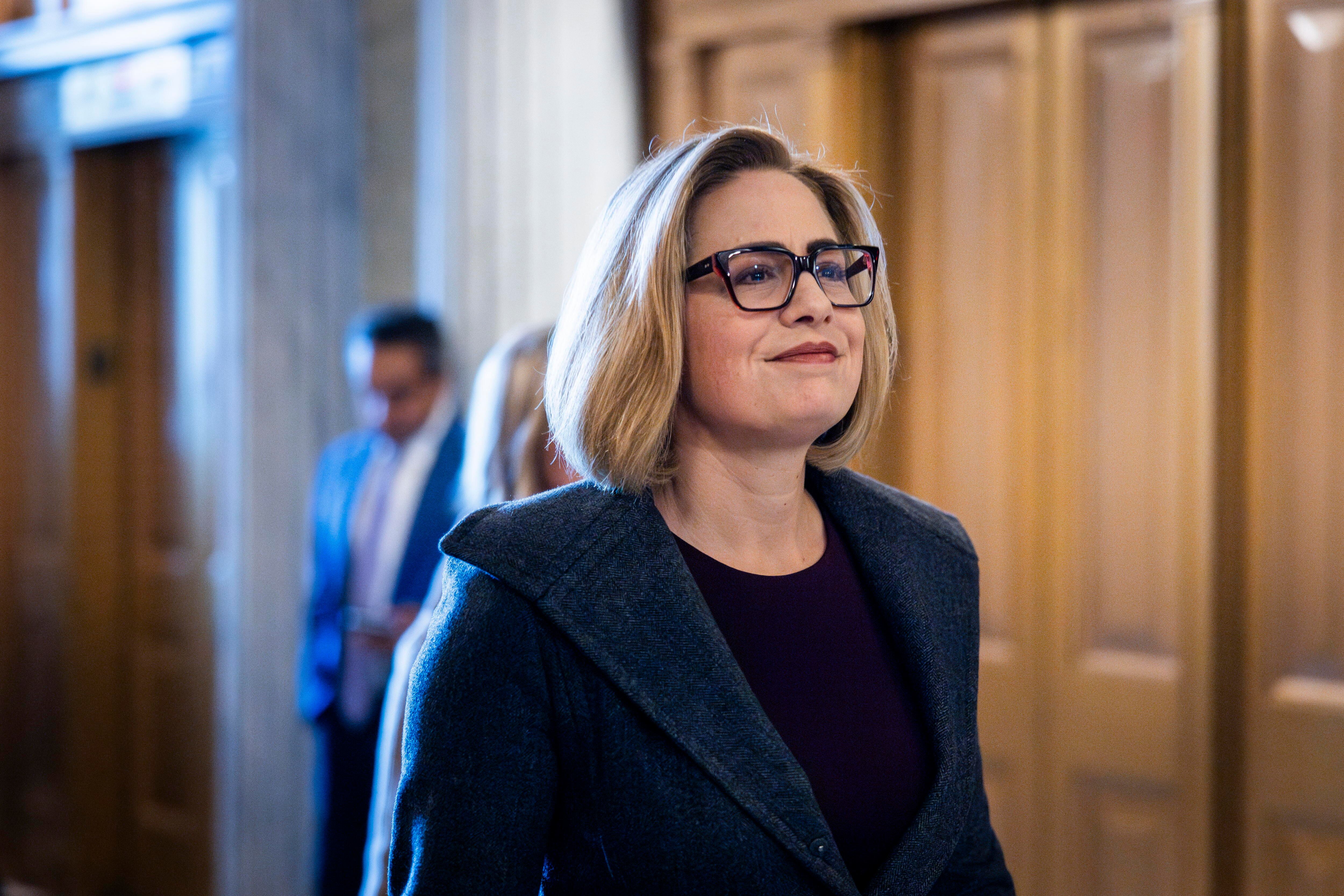 Washington (United States), 12/02/2024.- Independent Senator from Arizona Kyrsten Sinema walks to the Senate floor ahead of a procedural vote on a standalone foreign aid package for Ukraine and Israel, without any attached border security measures, in the US Capitol in Washington, DC, USA, 12 February 2024. The move comes after the Senate failed to advance a 118 billion USD immigration and foreign aid bill that was the result of months of bipartisan negotiations to increase US border security and provide aide to Ukraine, Israel, and Taiwan. (Ucrania) EFE/EPA/JIM LO SCALZO
