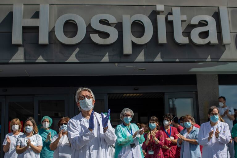 Sanitarios del Hospital de La Paz, en Madrid, homenajean a un compañero fallecido por coronavirus.