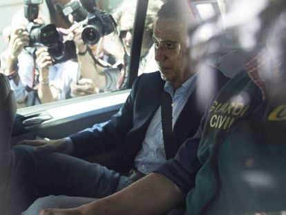 Eduardo Zaplana sale de su vivienda en un coche junto a agentes de la Guardia Civil tras el registro en su domicilio de Valencia.