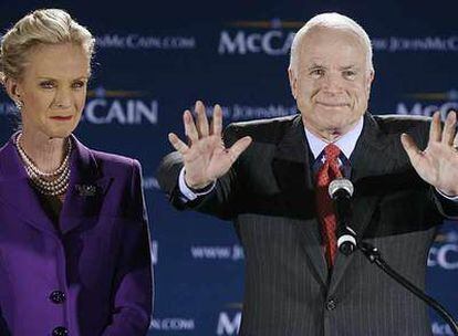 El aspirante republicano John McCain agradece el apoyo a sus seguidores junto a su esposa, Cindy, tras la victoria en Carolina del Sur el sábado.