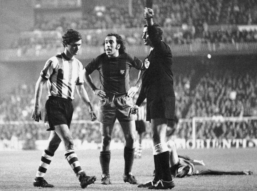 Ángel María Villar abandona el césped de San Mamés con la camiseta del Athletic de Bilbao tras agredir al jugador del Barça Johan Cruyff en 1974.
