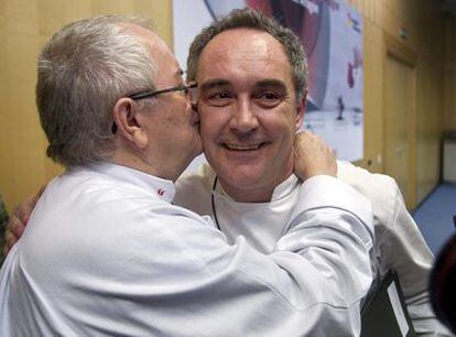 Ferran Adrià recibe el abrazo de Juan Mari Arzak tras anunciar que se retirará dos años, ayer en la octava edición de Madrid Fusión.