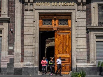 Varias personas salen de la casa de empeño Nacional Monte de Piedad, en el centro histórico de Ciudad de México.