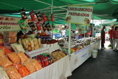 Un puesto ambulante de comida chatarra en la ciudad de M&eacute;xico