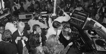 Andy Warhol, Steve Rubell, Calvin Klein y Brooke Shields (besándose), en el Studio 54.