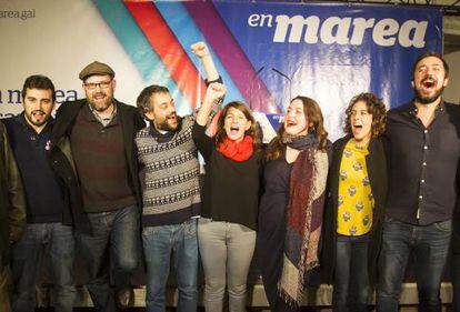 Riobóo, primero por la izquierda, celebra los resultados de En Marea con sus compañeros de coalición.
