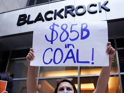 Protesta contra las inversiones de BlackRock ante su sede, en Nueva York, el 25 de mayo pasado.