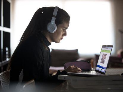 Una alumna de cuarto de la ESO estudia con su ordenador durante el confinamiento.
