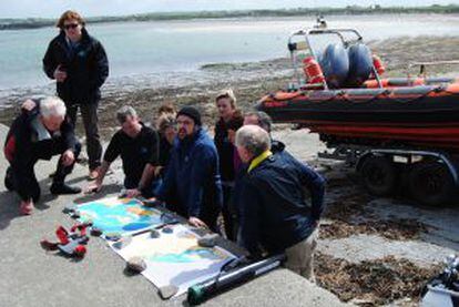 Parte del equipo que busca sacar a flote el 'San Marcos', frente a los acantilados de Moher, en Irlanda.