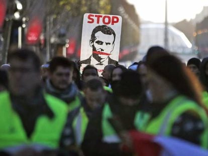 Un cartel contra Macron durante la protesta de los 'chalecos amarillos', este sábado en París.