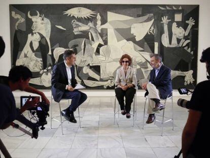 El periodista del EL PAÍS Carlos de Vega entrevista a María del Corral, exdirectora del Reina Sofía y a Manuel Borja-Villel, actual director del museo.