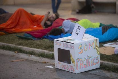 Varias personas duermen frente a la sede del Tribunal Superior de Justicia de Cataluña (TSJC).