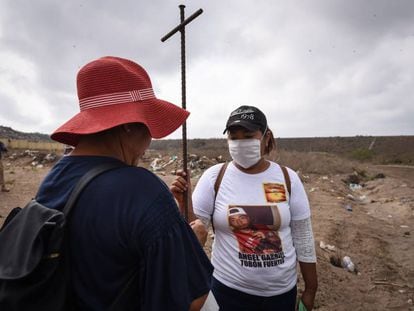 Familiares de desaparecidos, durante una búsqueda de fosas en Veracruz en marzo. 