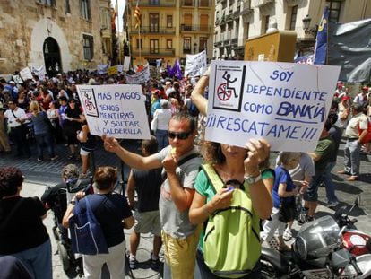 Protesta masiva de discapacitados y trabajadores del sector en Valencia por los impagos del Consell.
