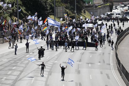 Un grupo de manifestantes bloqueó una vía en Tel Aviv, este jueves. 