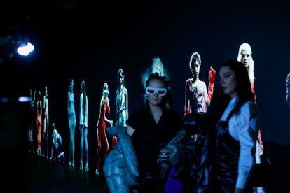 Espectadores de la presentación mediante hologramas de una colección de Maisie Wilen, en la semana de la moda de Nueva York celebrada el pasado febrero.