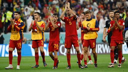 Varios jugadores de España aplauden al finalizar el partido contra Alemania.