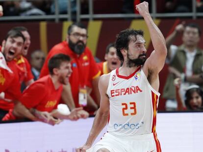 Sergio Llul, celebra una canasta durante el partido.