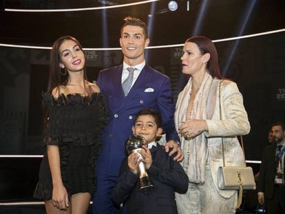 Georgina Rodr&iacute;guez junto a la familia de su novio Cristiano Ronaldo durante la gala &#039;The Best&#039;, el pasado lunes.