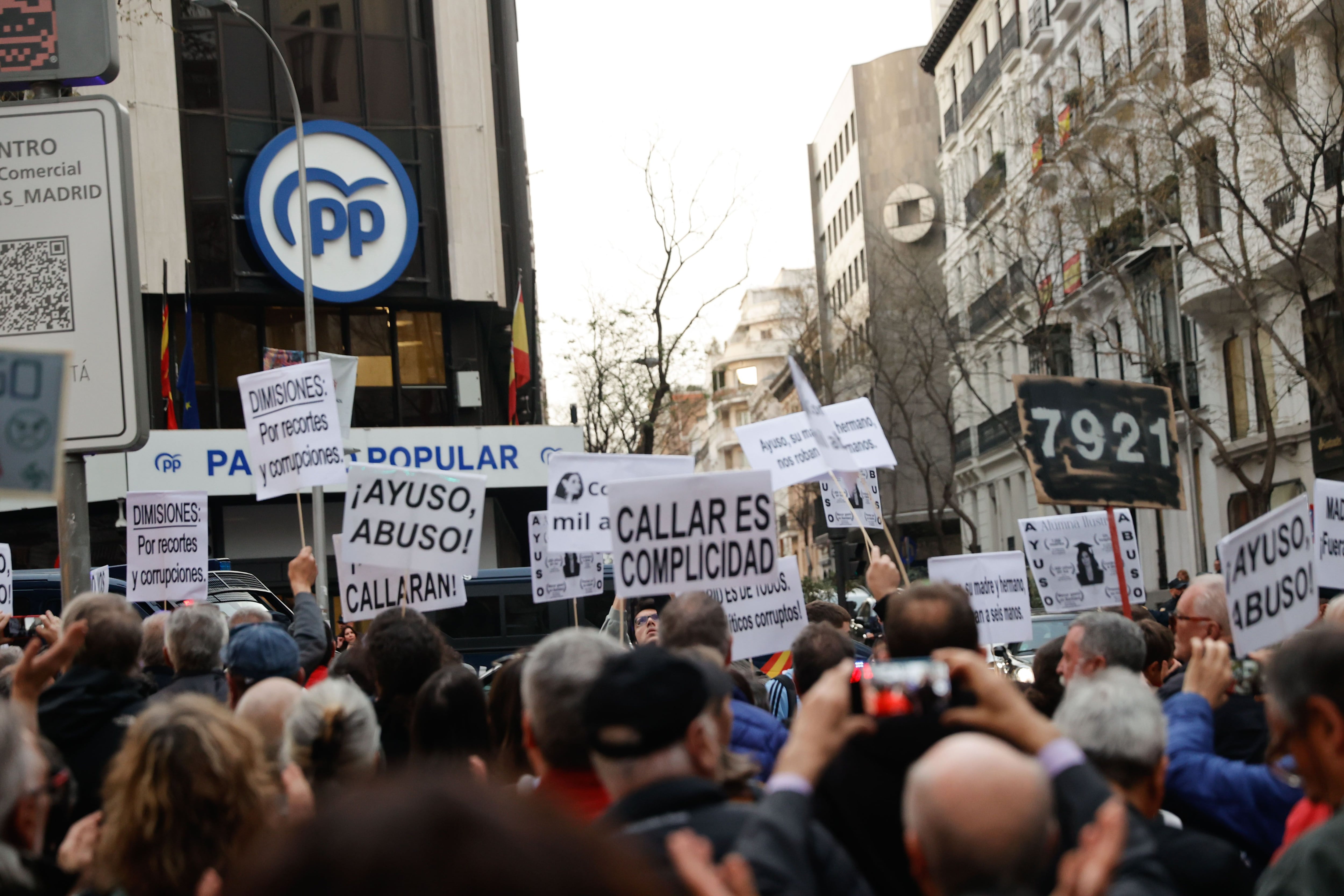 MADRID, 20/03/2024.- Manifestación organizada por la asociación La Plaza bajo el lema Ayuso dimisión contra la presidenta de la Comunidad de Madrid, Isabel Díaz Ayuso, en el número 13 de la calle Génova, sede del Partido Popular en Madrid, este miércoles. EFE/J. P. GANDUL
