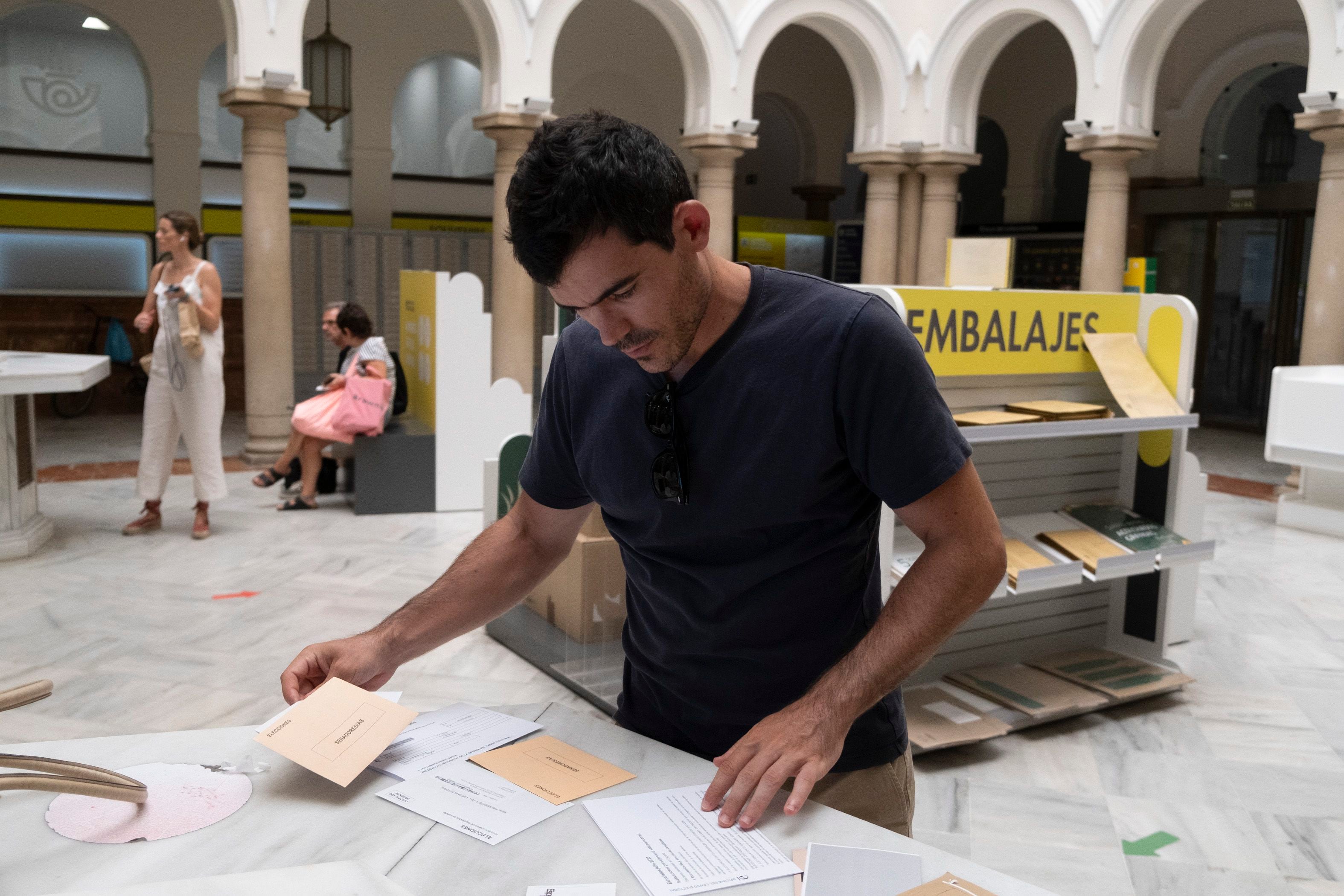 Voto por correo en la oficina central de Sevilla, ayer jueves.