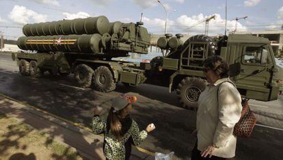 Misiles antia&eacute;reos rusos S-400, de medio alcance, en un desfile en Minsk (Bielorrusia).