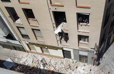 El piso en la glorieta de Miguel Rubiales, después de la explosión.