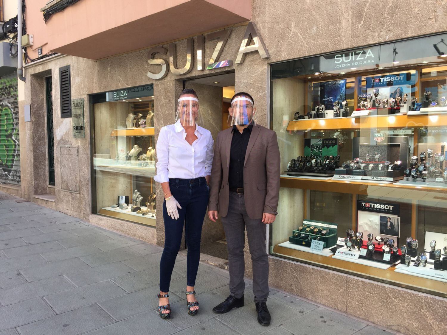 Mercedes Calvo y Francisco Miró, ante la relojería Suiza, en Palma. / L. B.