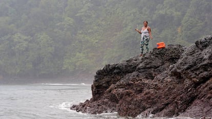 Una pescadora de Bahía Solano prueba suerte desde tierra.