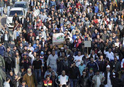 Familiares y amigos portan el féretro del periodista argelino-británico Mohamed Tamalt, este lunes por la tarde en Argel.
