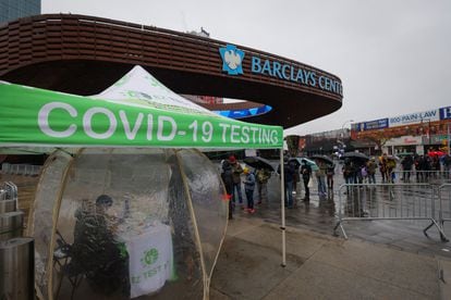Dozens of people are waiting to be tested for covid-19 this Saturday in New York.