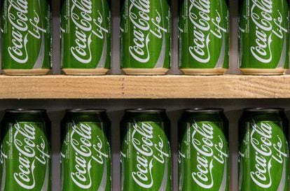 Latas de la edición Coca-Cola Life, en la estación de Rotterdam (Holanda)