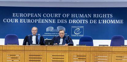 El presidente del Tribunal Europeo de Derechos Humanos (TEDH), Guido Raimondi (derecha), y el subsecretario de la Gran Cámara, Soren Prebensen.